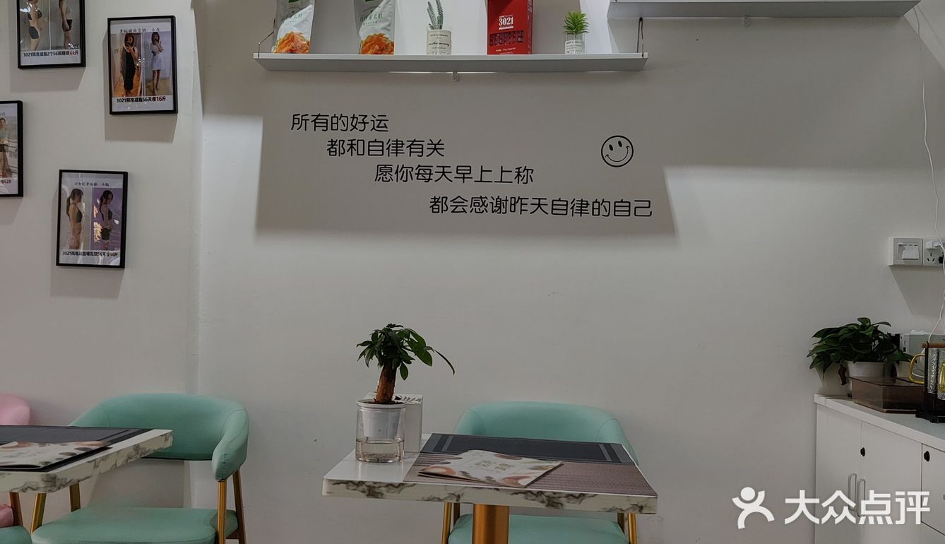 街边平价沙拉，18元鸡胸肉少了点，味道还ok把[吐]