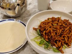 鲁酱肉丝卷饼-城南往事·鲁菜·烤鸭(世茂宽厚里·大明湖店)