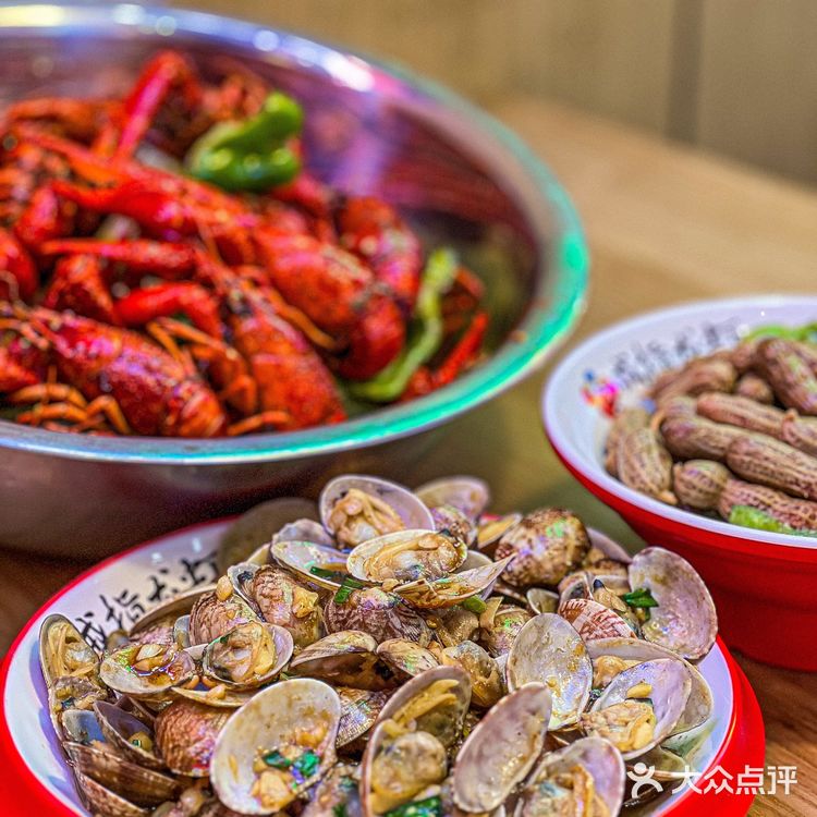 这家店的小龙虾真的… 太大了 到了夏天 龙虾都长成熟了