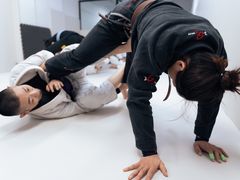 -菠萝格斗巴西柔术训练馆