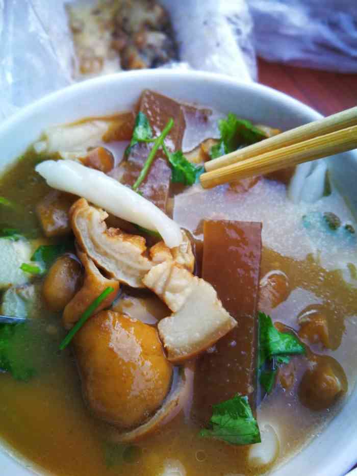 炮台的老牌粿汁店开了好多年了每次回家必吃的就是粿汁和肠粉几乎每次