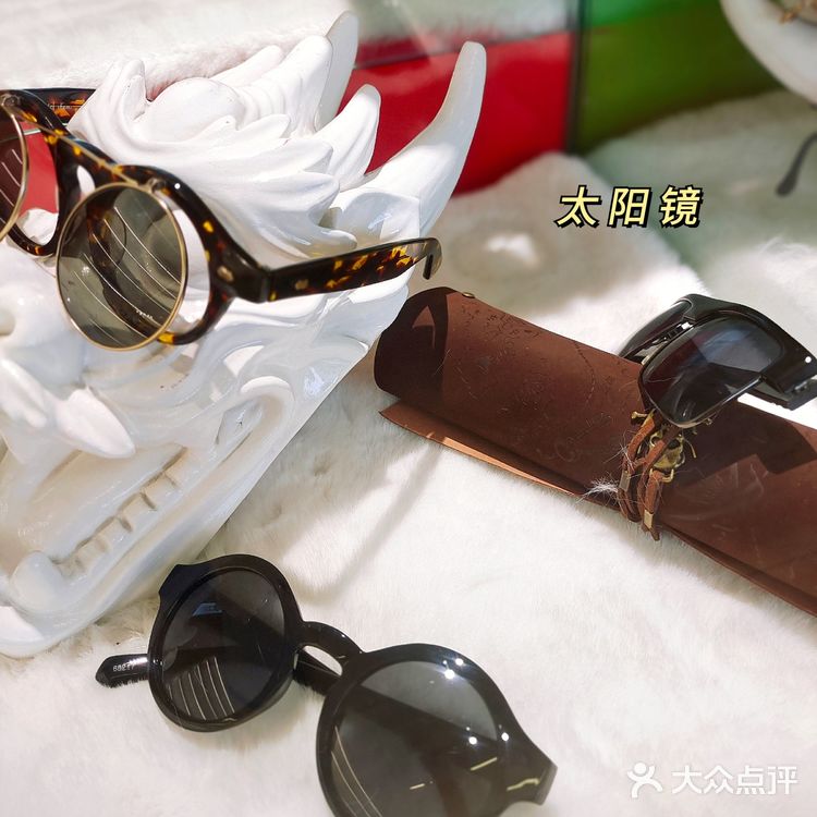 启明眼镜给你专业的服务，舒适的环境