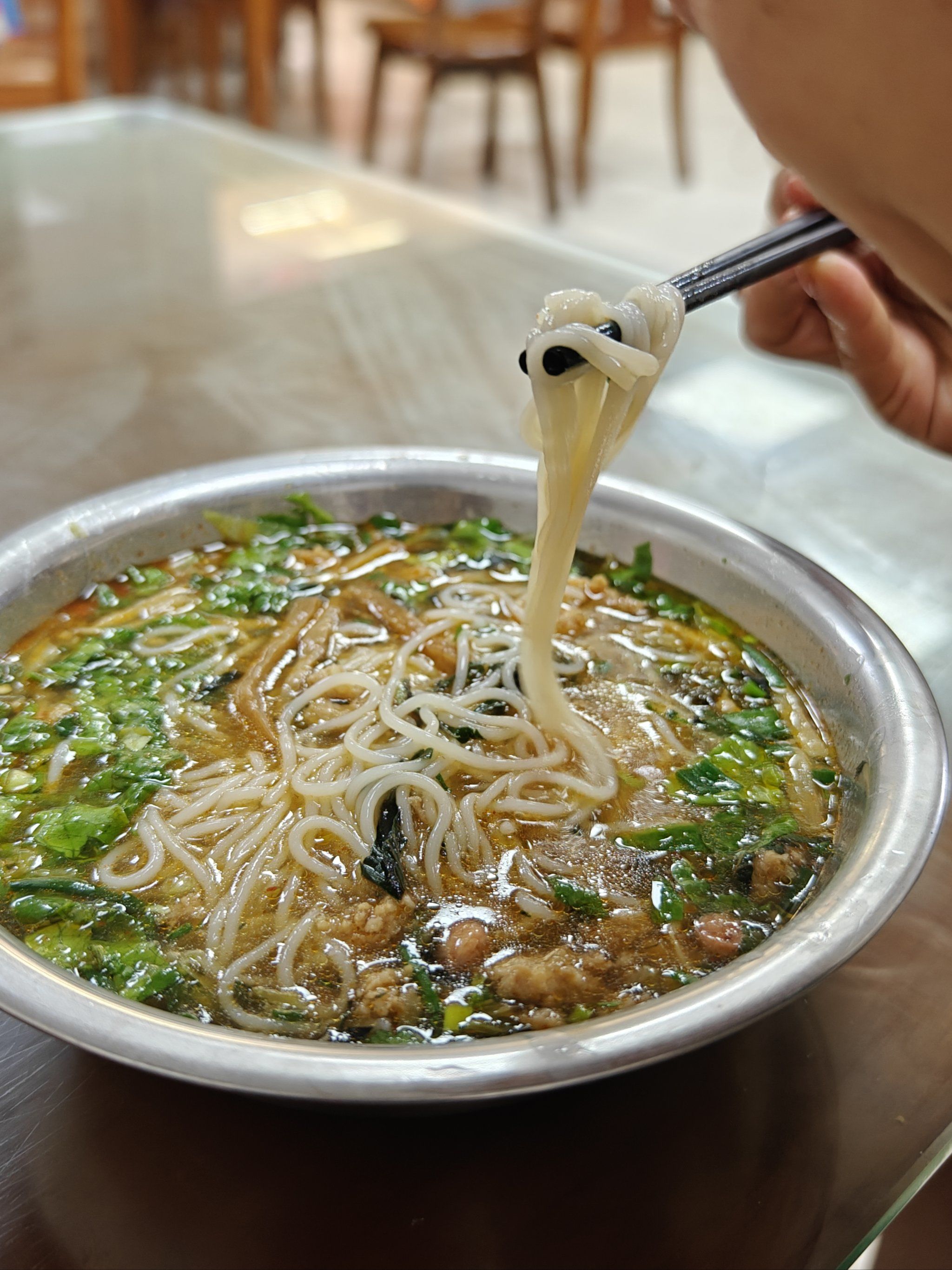 除夕这天街上是空空荡荡的,除了这家在排队