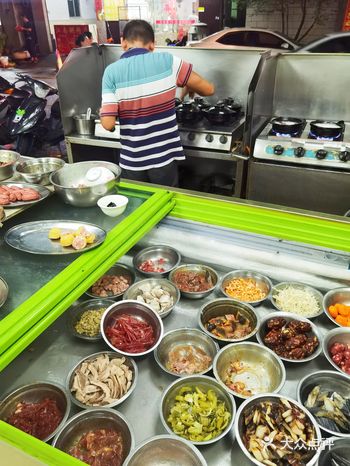 听说，老板靠这家煲仔饭，建了几栋房