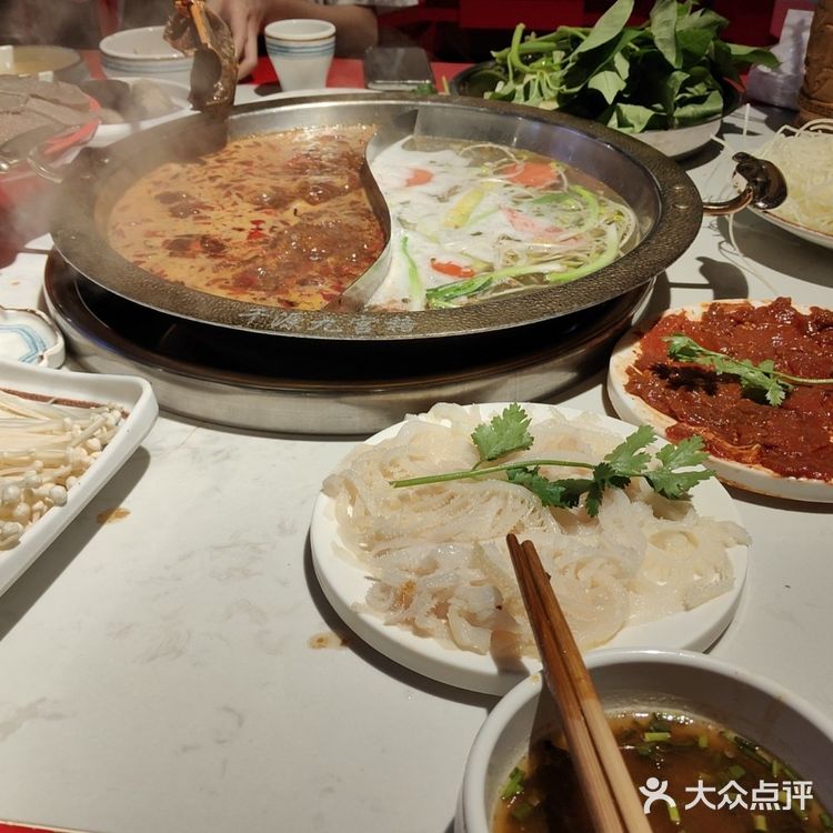 土豆 啥的素菜都是免费的，肉片很嫩 虾滑很好吃！