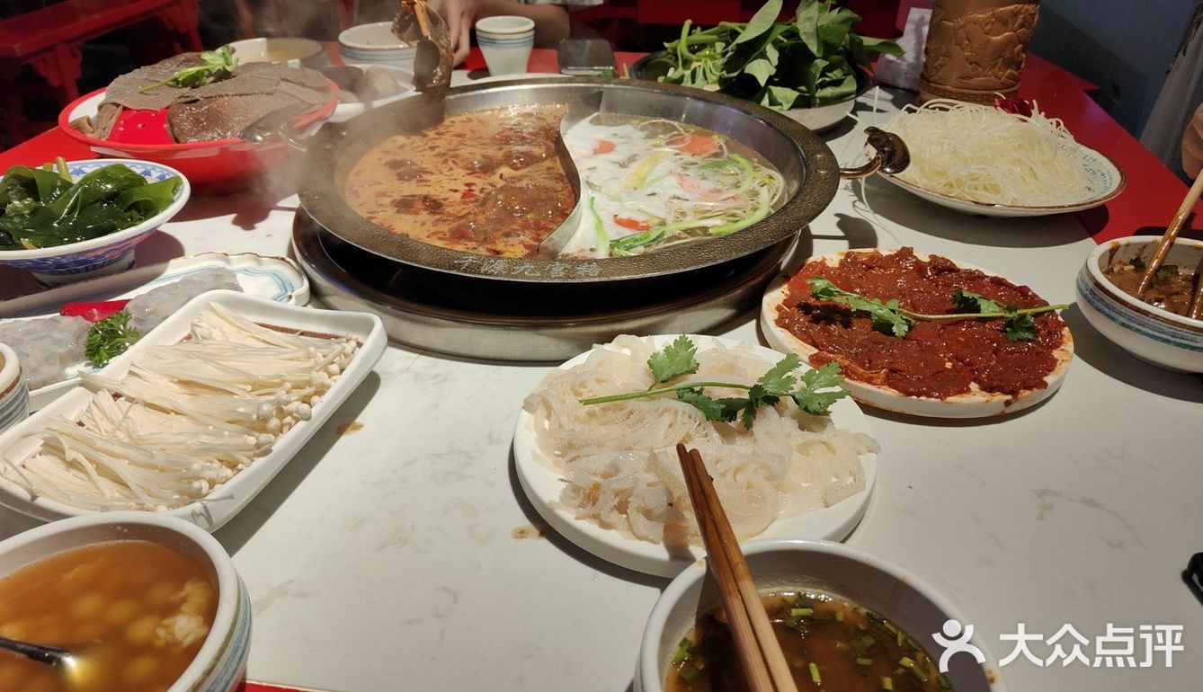 土豆 啥的素菜都是免费的，肉片很嫩 虾滑很好吃！