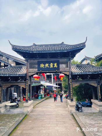 本来想去大足石刻，到了之后因为是北京来的，没有48小