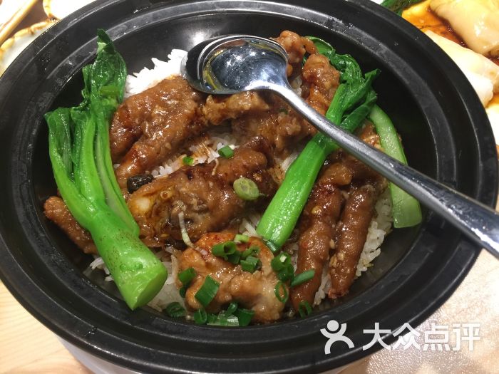 排骨凤爪煲仔饭