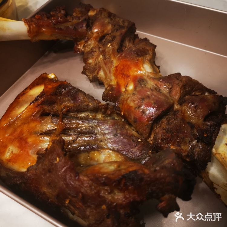 用融化的羊肉浇在粗粮上形成独特的香味儿