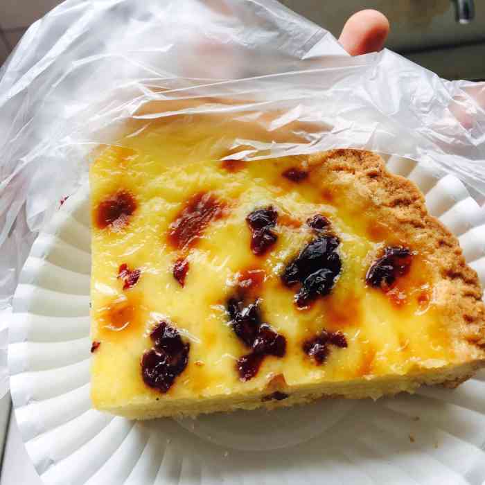 学校周围的面包店越来越多,麦香园是一个比较老的牌子了,蛋糕和面包都