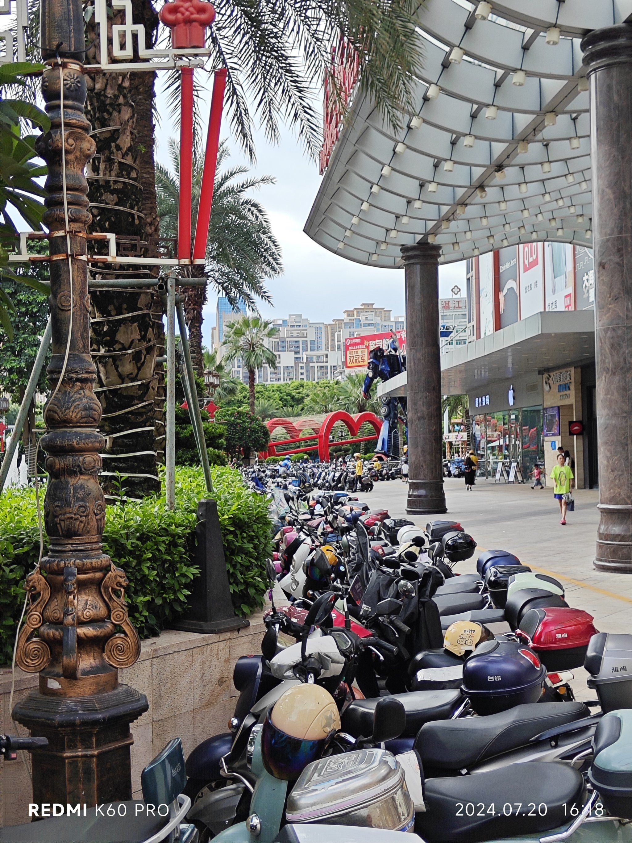 天天领红包 鼎盛广场上的变形金刚超级帅