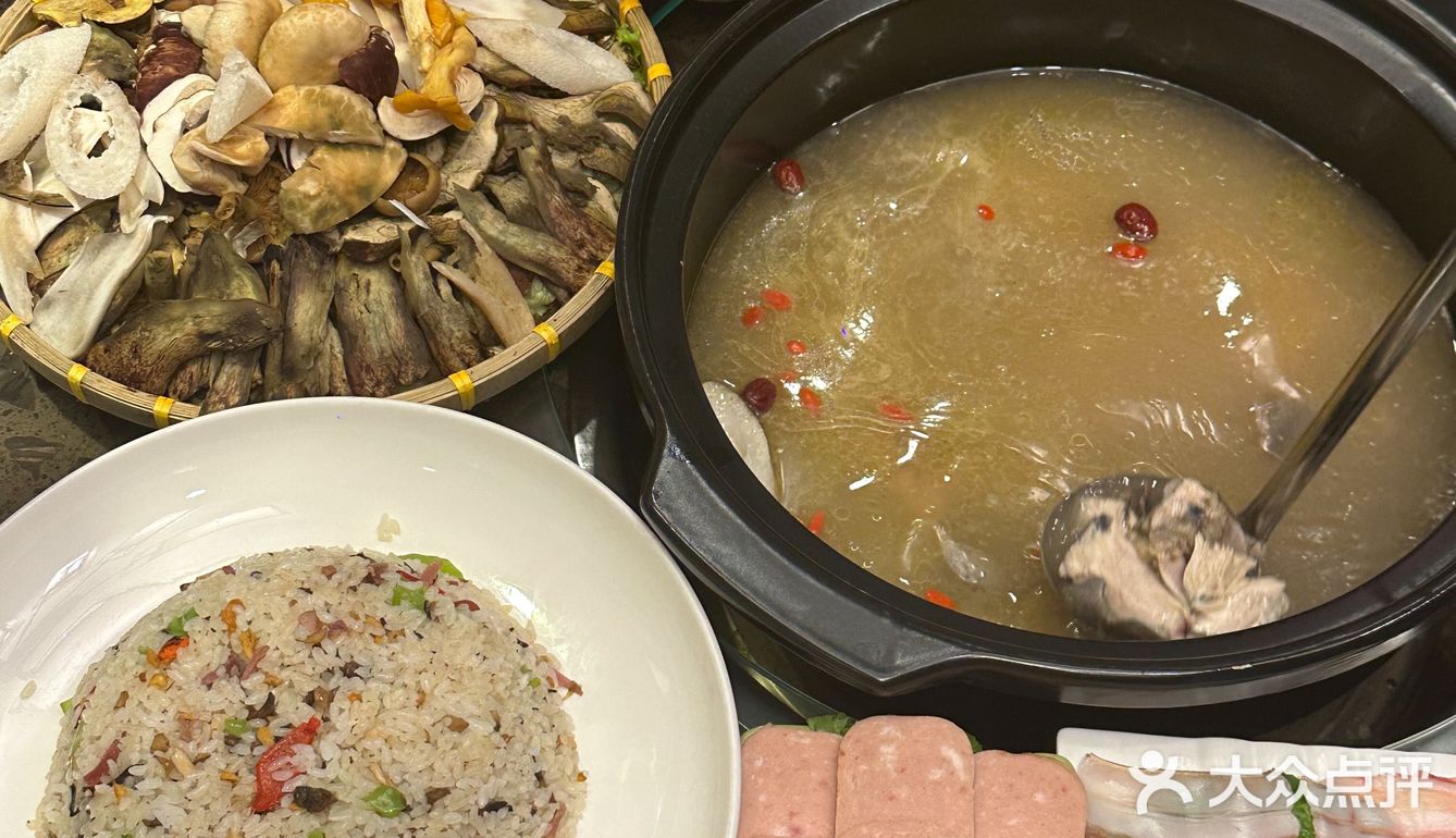 来昆明我只做一件事！！吃菌子火锅！！ 