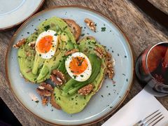 牛油果煮蛋吐司-RAC BAR(安福路店)