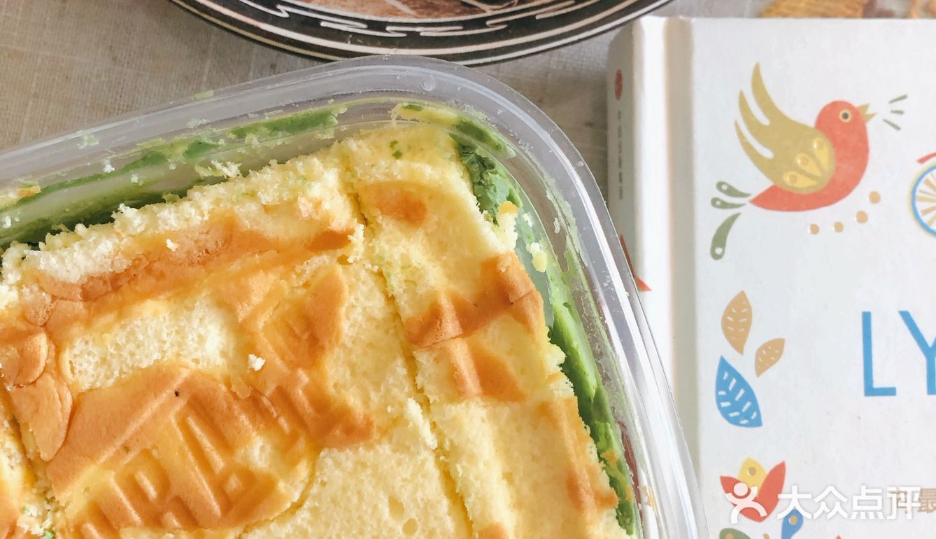 奶酥的抹茶味会比面包里的重，颜色也更深