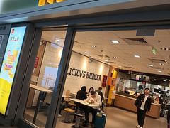 -麦当劳(上海虹桥站30B检票口楼上)