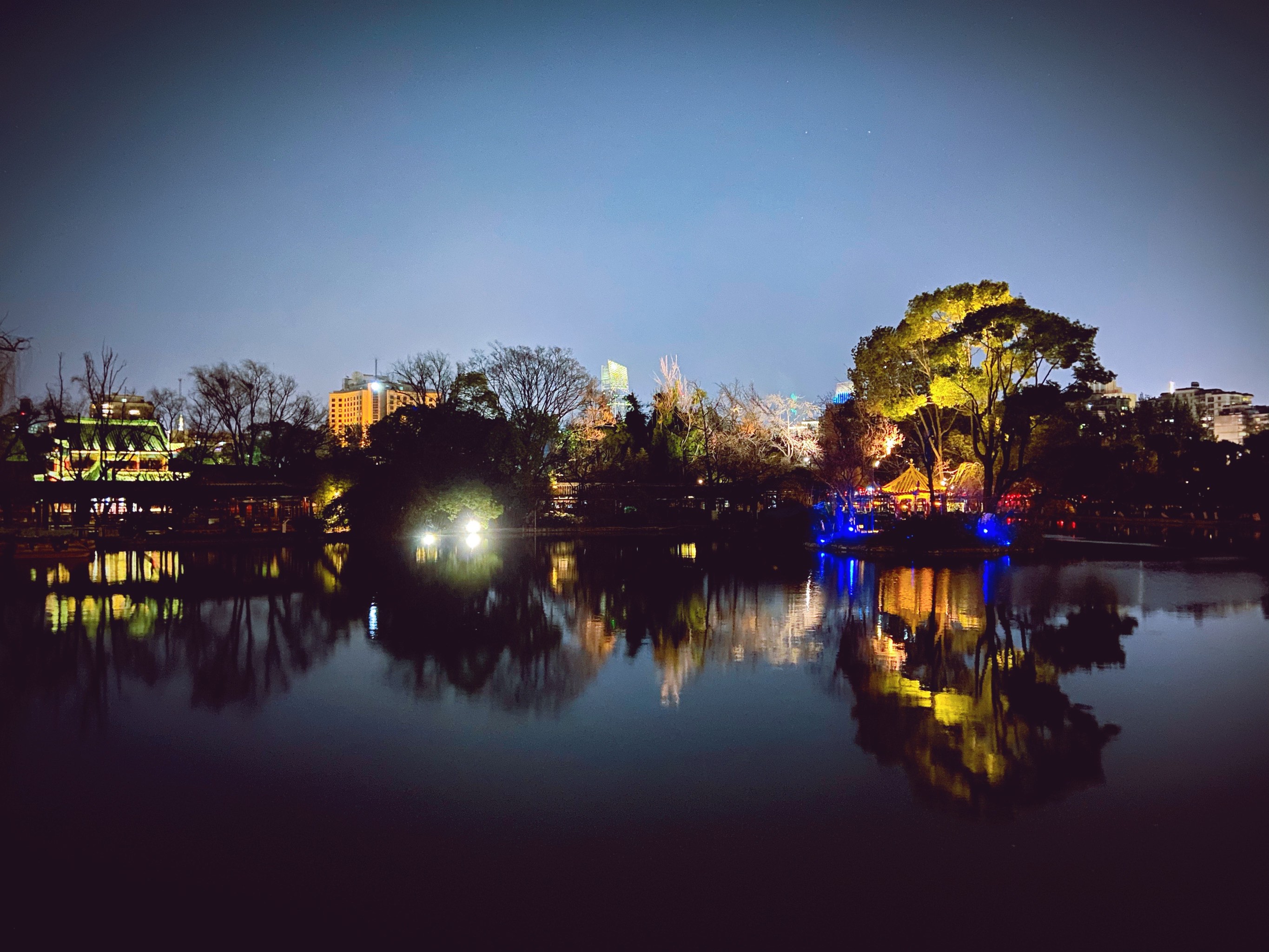 昆明翠湖夜景图片