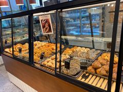 面包甜点陈列柜-Dough&Joe团憩(瑞虹天地月亮湾店)