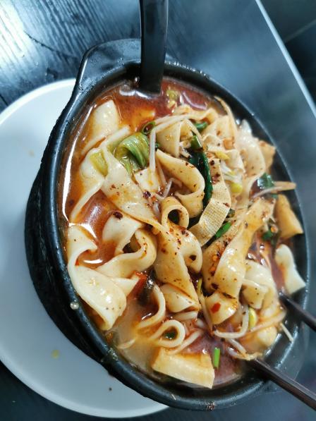 宿舍门口的一家面馆棒棒的有凉皮有砂锅有炒菜类还有水饺肉夹馍真挺棒