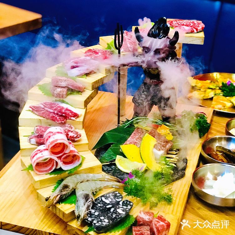 🍋网红探店｜品12层旋转阶梯烤肉，赏大鱼海棠