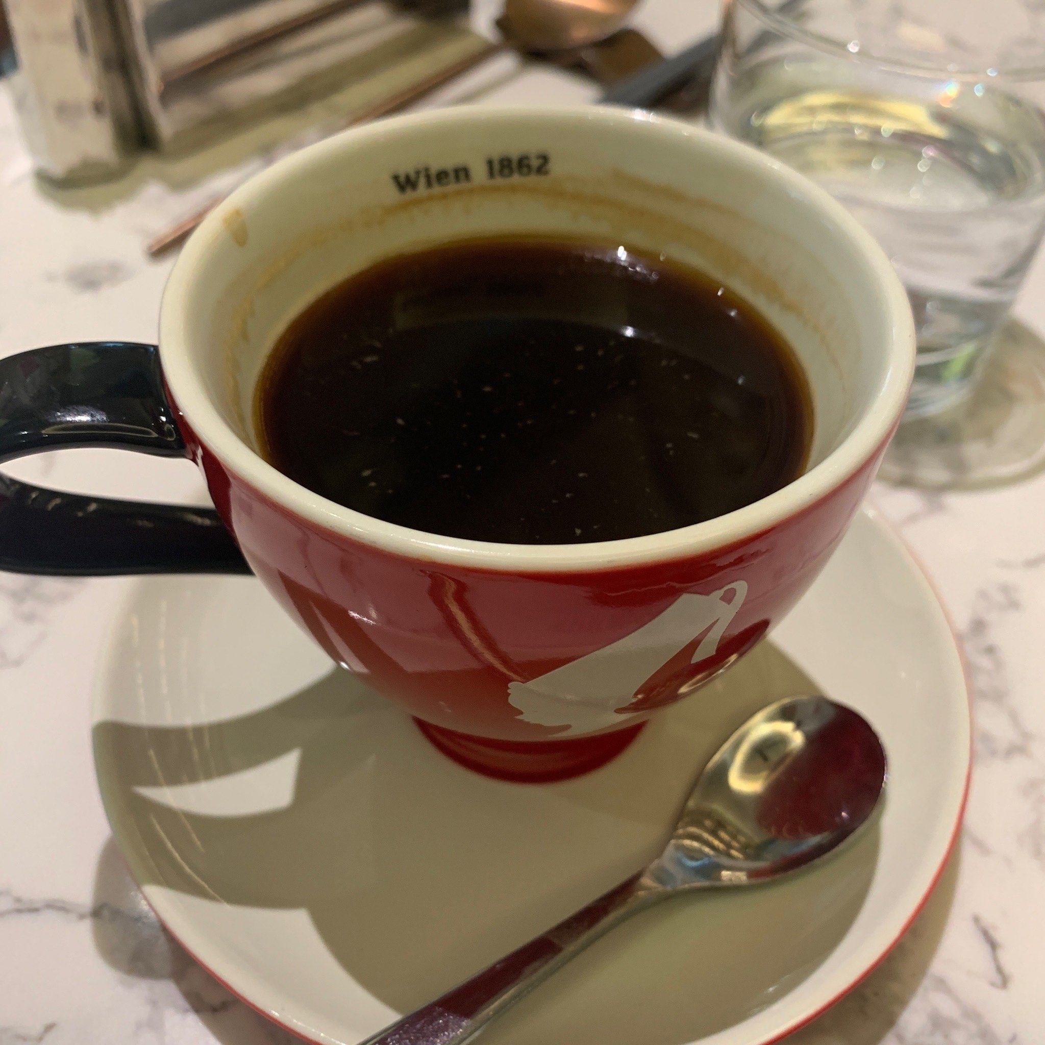 在中式商务感十足的bistro里面显得有点过于可爱咖啡杯
外带杯就没