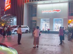 -枫蓝国际购物中心-地面停车场