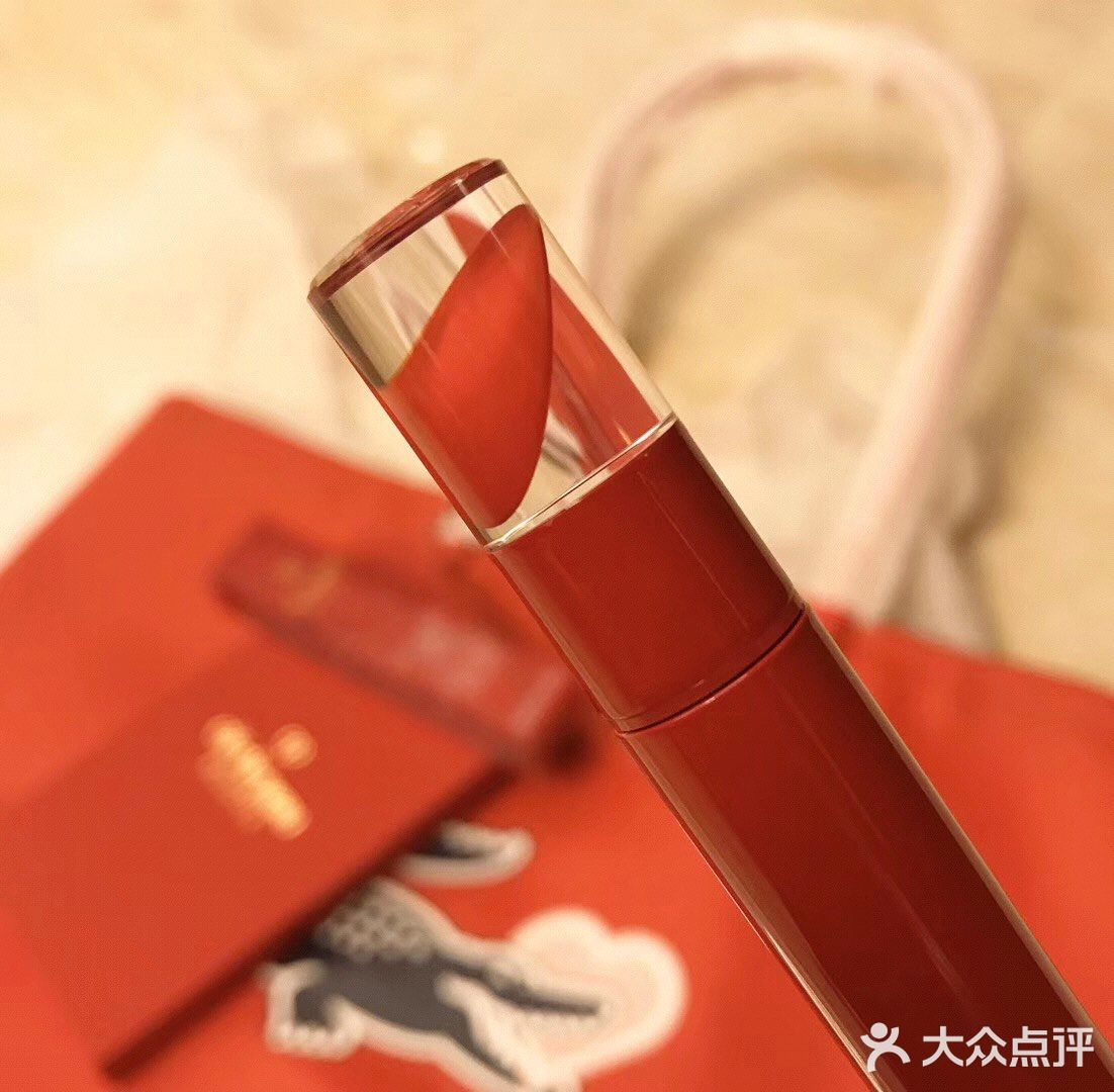 看花瓣就知道是什么颜色了 口红质地是非常润保湿的