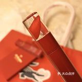 看花瓣就知道是什么颜色了 口红质地是非常润保湿的
