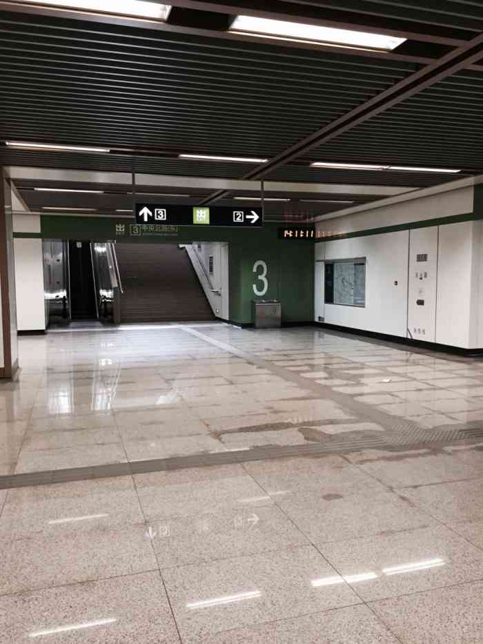 小市站-地铁站-"地铁三号线小市站,应该是才开放不就的地铁.