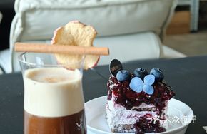 Blueberry Waterfall Cake