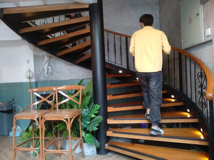 【年会季】当我老了,也能有人这么搀扶着下楼梯