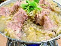 黄豆炖猪手，干炸蘑菇.干煸豆角.红焖羊肉.红烧小排骨.酸菜炖腔骨平锅香葱烤羊肉-巧味小馆