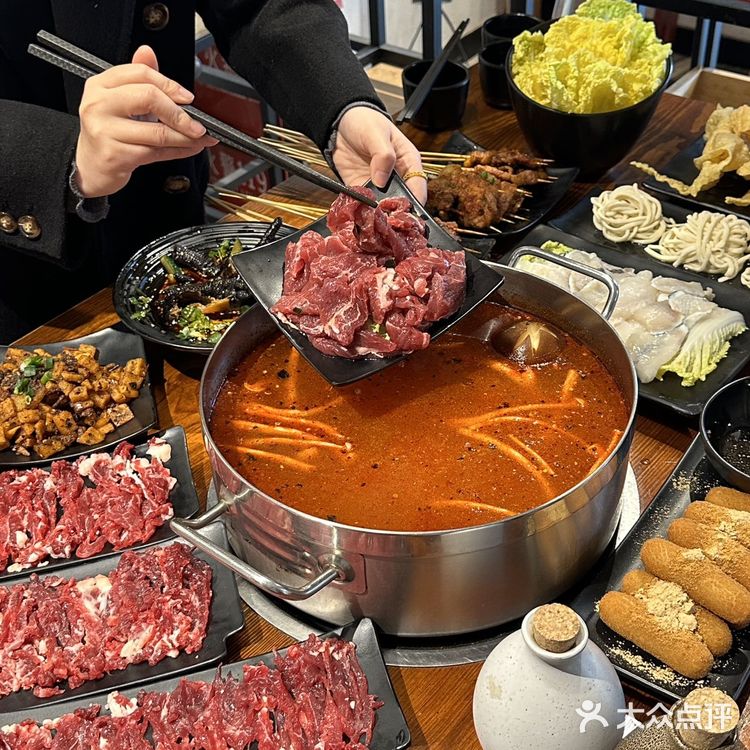 这锅颜色艳丽的酸汤牛肉我爱啦！！！