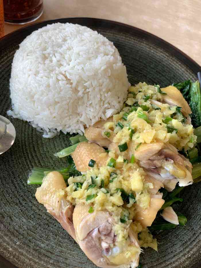 位置不是很多.环境也比较卫生 这次点了一个白切鸡腿饭.