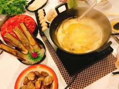 -鲜入围煮花胶鸡海鲜火锅