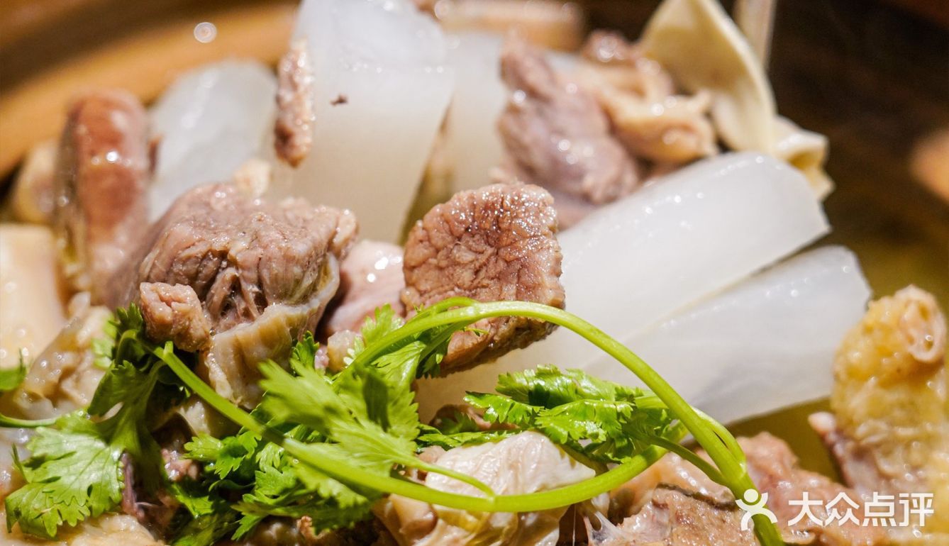 来这家武汉最火的砂锅店吃滋补牛肉砂锅吧！！