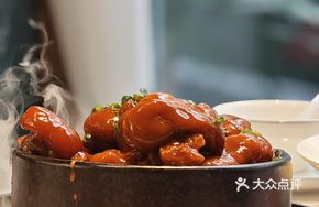 Private Stone Pot Scallion Aromatic Pig's Trotters