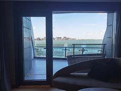 -上海滴水湖皇冠假日酒店