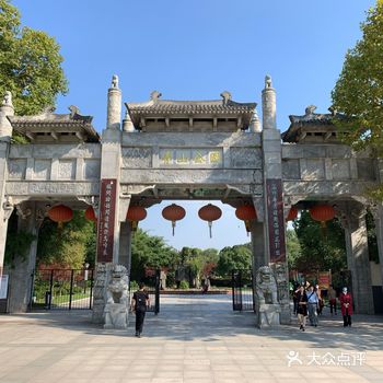 六十年来绿树已成荫，亭台楼榭，小桥流水