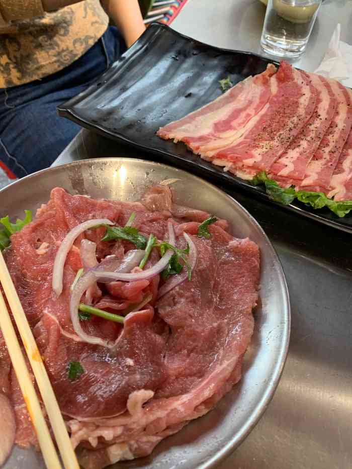 半斤八两地摊烤肉-"[猪头]下午去的 店里只有一个小哥哥忙前.