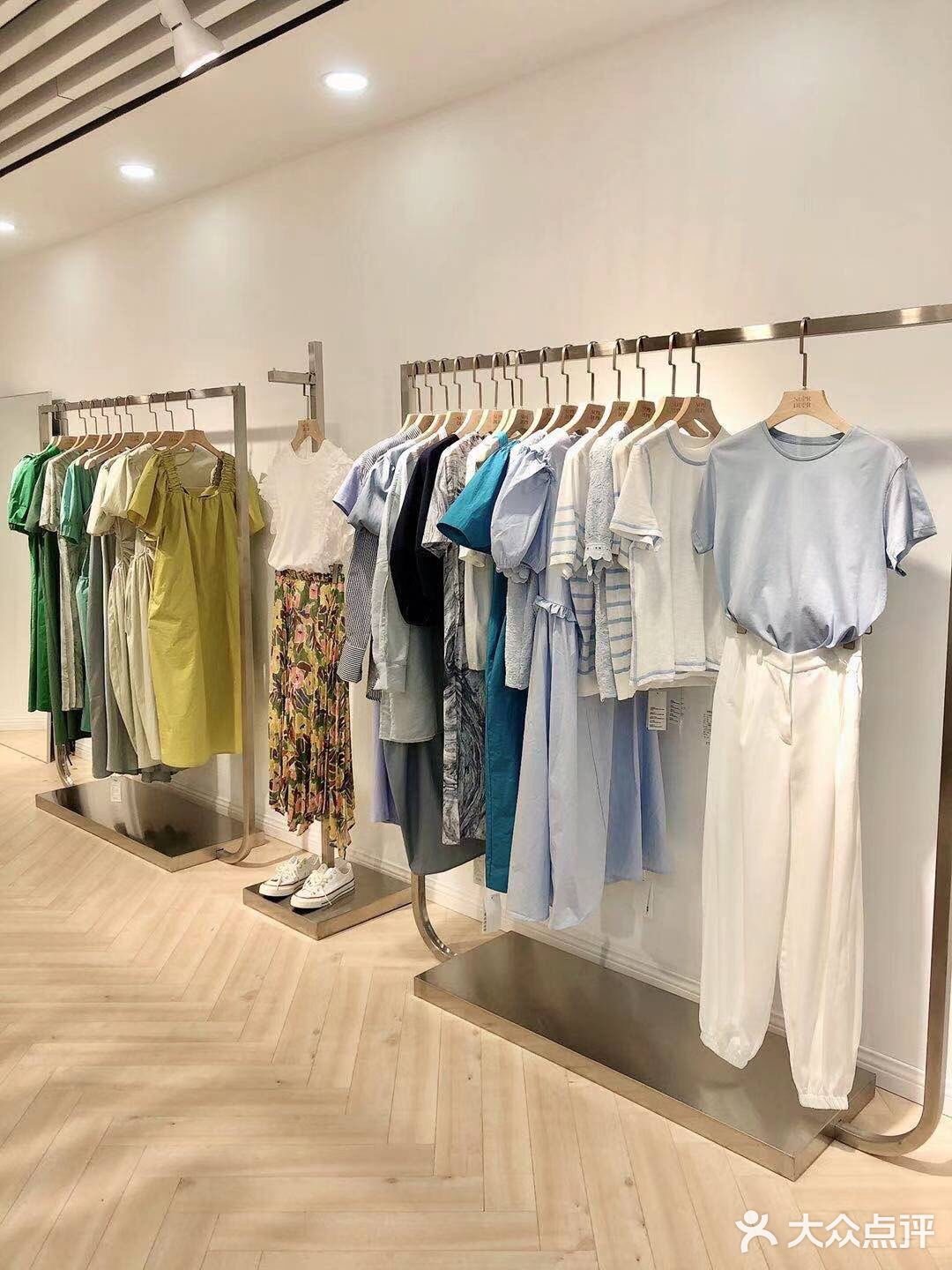 比在商场逛的衣服好看多了 而且价格便宜好多了 