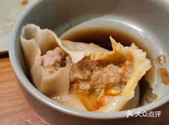 「蟹黄小笼包」刚出炉的时候，皮子软糯有弹性