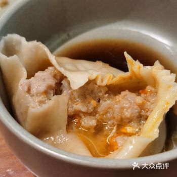 「蟹黄小笼包」刚出炉的时候，皮子软糯有弹性