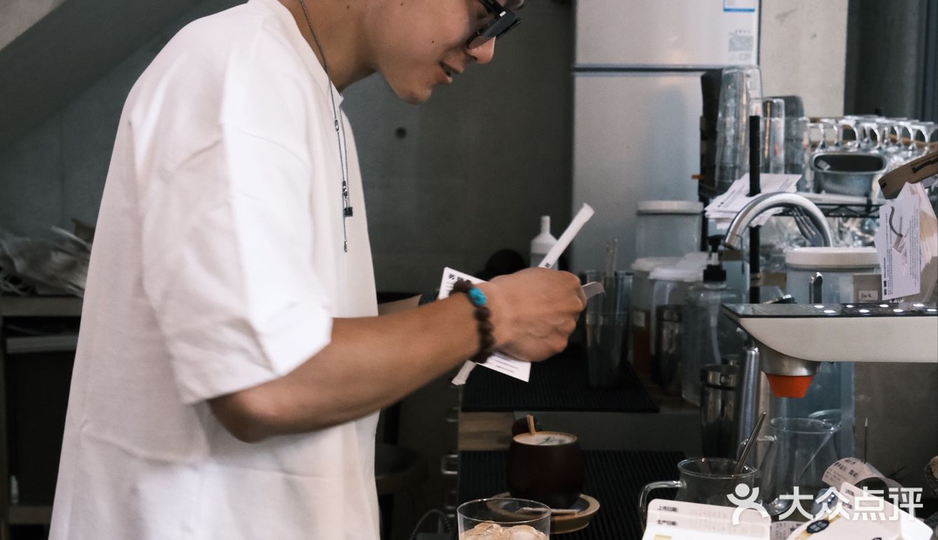 这是一家开业还不到一年的新店，却吸引了无比多