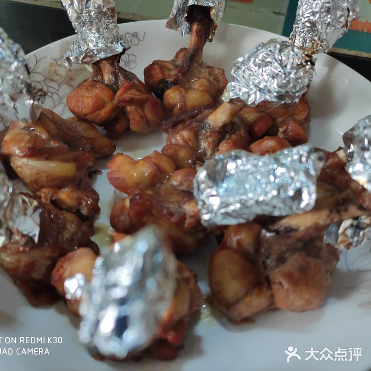 鸡翅小端包锡纸，防烤焦，也方便食用时用手拿