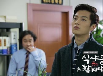 身为一名“吃货”，她为了美食可以奋不顾身