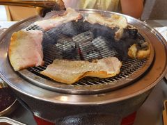 -围炉肉舍•炭烤活鳗•丹东海鲜烤肉(步行街店)