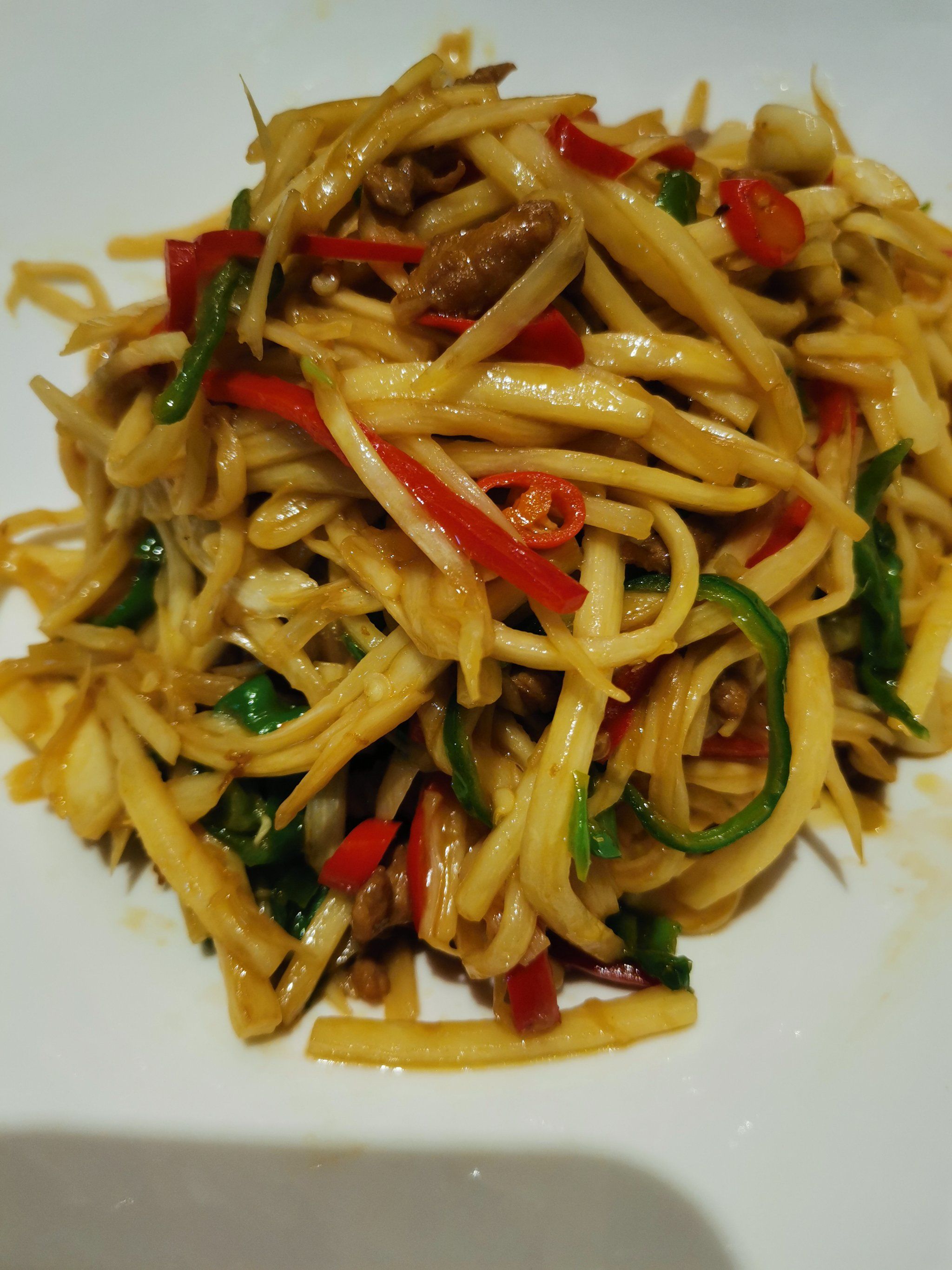 夹一筷子茭白肉丝放入口中,首先感受到的是茭白的清爽脆嫩