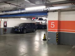 -绿地缤纷城-停车场