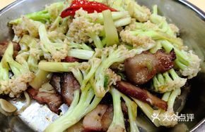 Cabbage Stir-Fried with Barbecue Pork