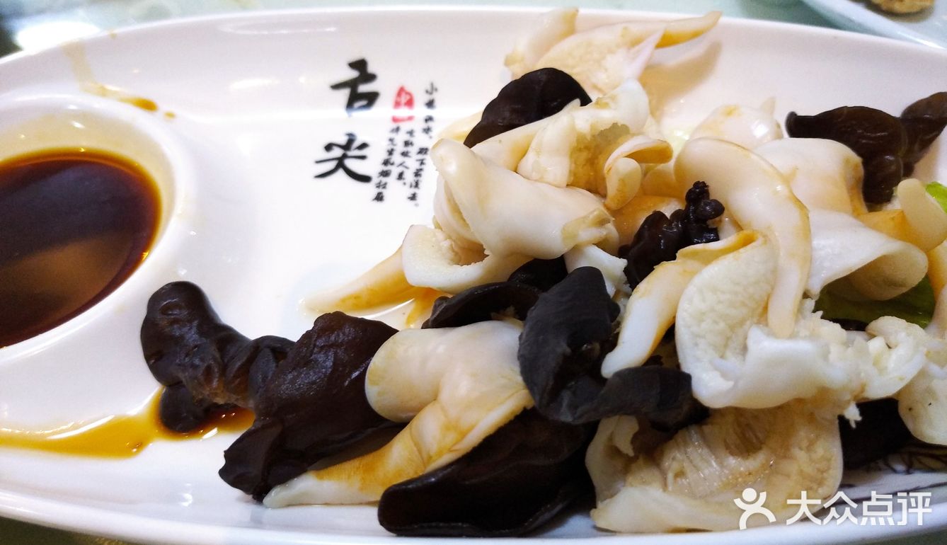 店里坐满了客人，生意红火